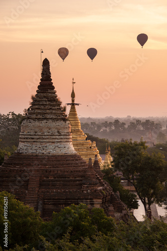 sunrise in Bagan - Balloons in the sky