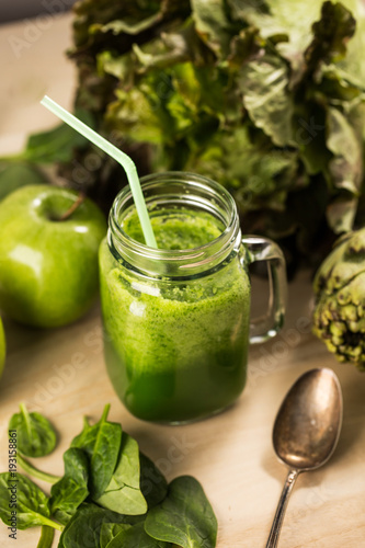 Obraz na płótnie Green detox juice jar with green vegetables with old spoon w salonie