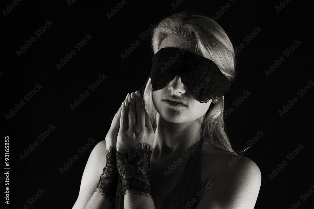 Portrait einer jungen Frau mit Augenbinde in monochrome Portrait einer jungen Frau mit Augenbinde in monochrome