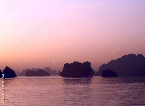 Morgenrot in der Halong Bucht  Vietnam