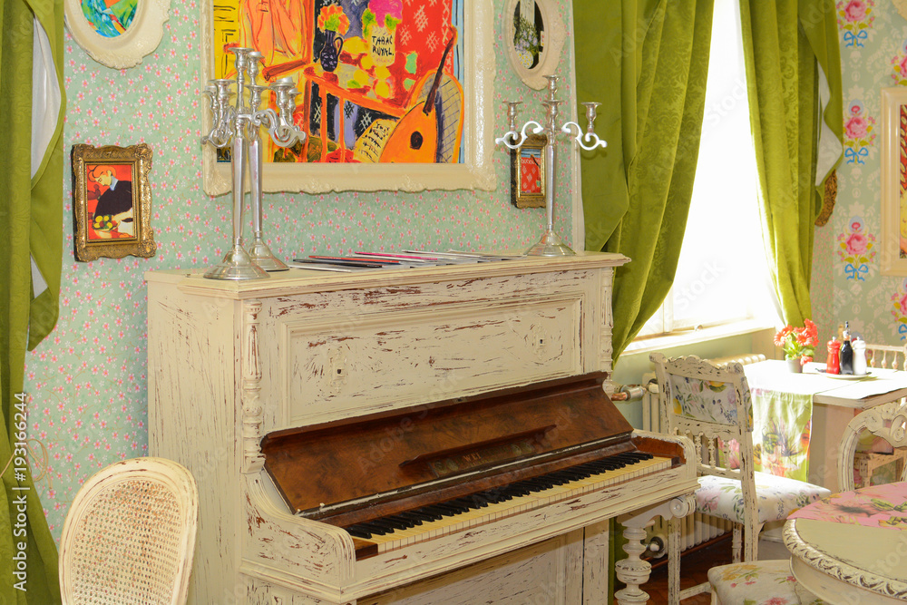 Fototapeta premium old piano in cafe