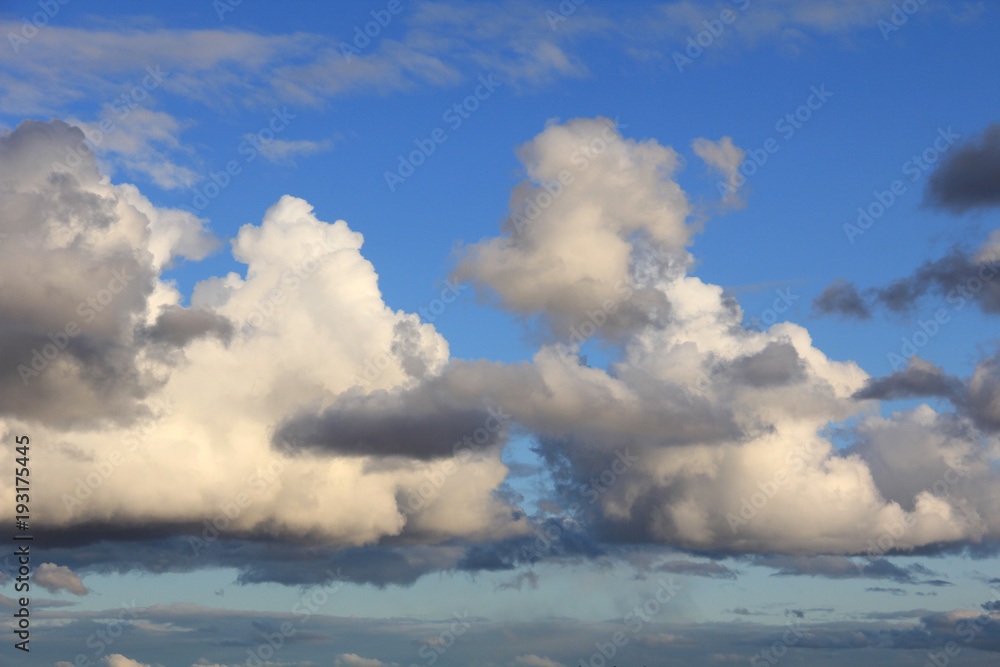 Obraz premium Large white clouds against a blue sky