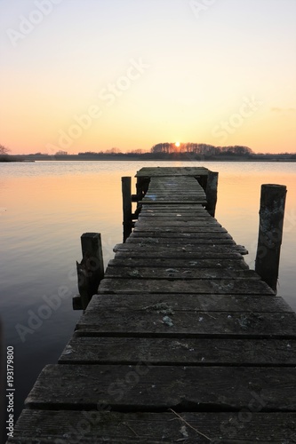 idyllischer Steg am See bei Sonnenuntergang © Lars Gieger