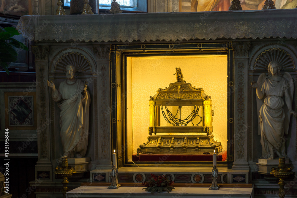 Fototapeta premium Relikwiarz zawierający łańcuchy św. Piotra w kościele św. Piotra w łańcuchach (San Pietro in Vincoli) w Rzymie, Włochy