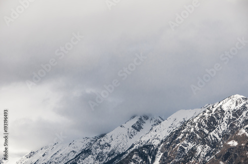 Paisagem de montanhas no inverno © Alicina
