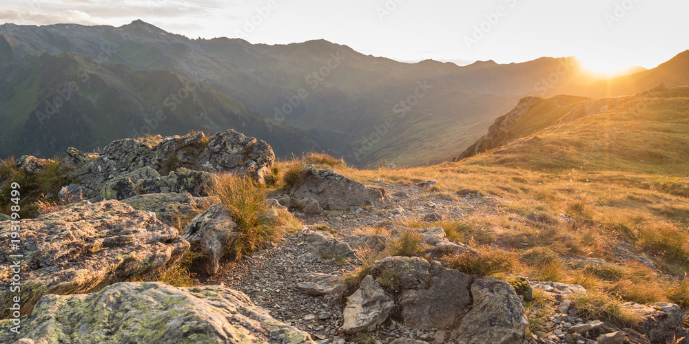 Fototapeta premium Sonnenaufgang über den Bergen im Herbst als Panorama