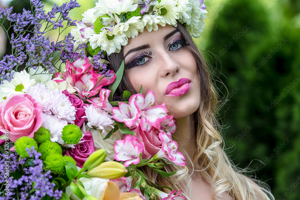 Obraz premium Beautiful woman in wreath of flowers