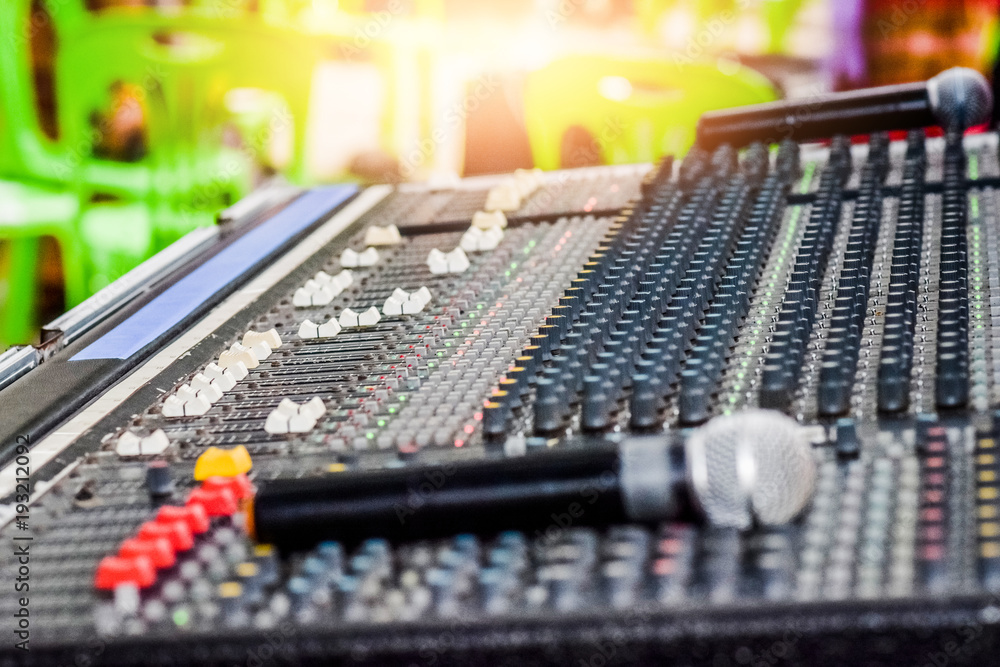 Audio mixer with a microphone for use in medium-sized meeting rooms Audio mixer with a microphone for use in medium-sized meeting rooms