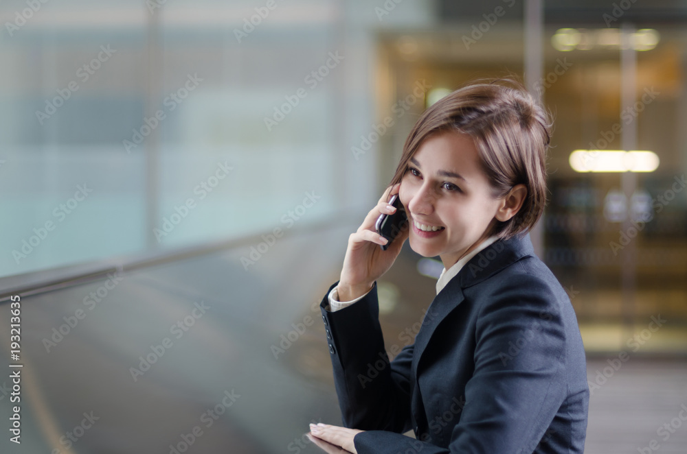 スマートフォンで通話をする若い女性 スマートフォンで通話をする若い女性