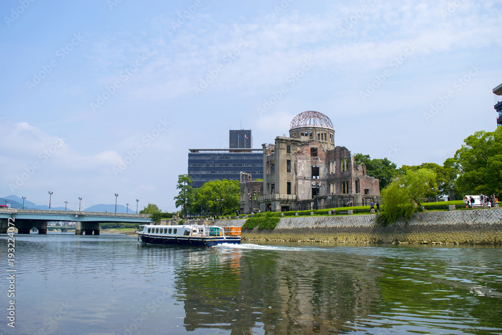 広島市の原爆ドームと川と船