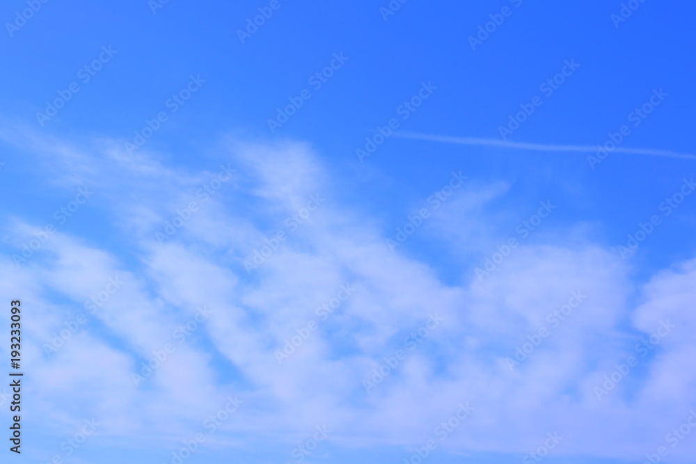 爽やかなスジ雲と青空