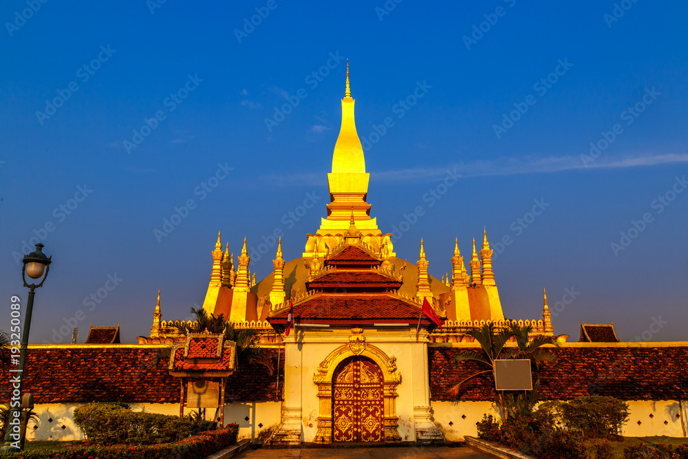 Fototapeta premium ທາດຫຼວງ golden pagoda wat Phra That Luang in Vientiane