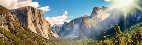Panorama Yosemite National Park im Gegenlicht photo