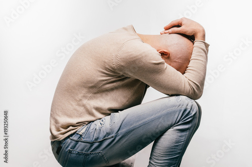 Foto Bald man psychological stress struggling for life arter brain tumor