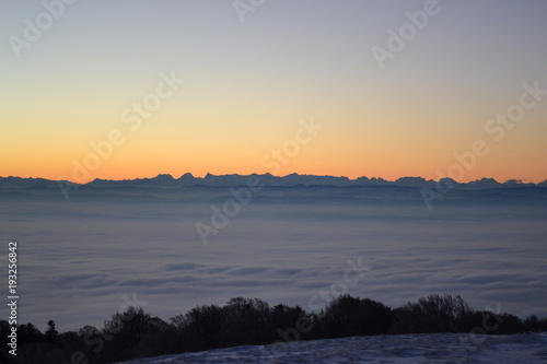 Lever du soleil en montagne, vue sur les Alpes depuis les Vosges, tons gris orangés, Alsace, France