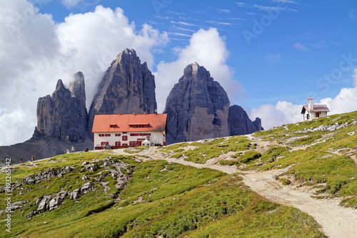 Die berühmten Drei Zinnen in den Sextener Dolomiten mit einer Berghuette, Pustertal, Südtirol, Alpen, Italien