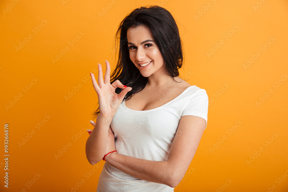 Obraz premium Happy young woman showing okay gesture