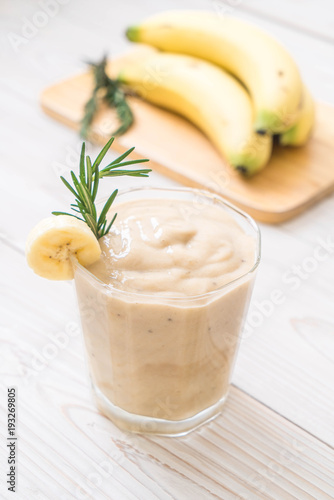 banana smoothies glass