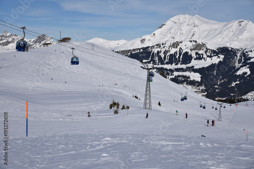 Pistes de ski et télécabines à Lenk dans l'Oberland bernois en Suisse