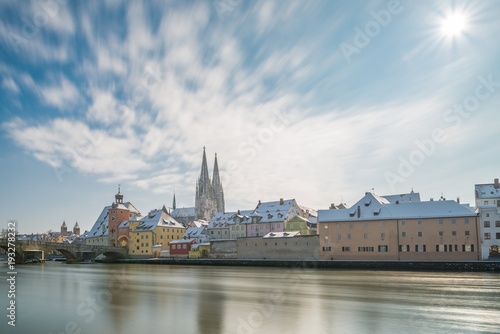 Regensburg im Winter mit Promenade und Dom und Steinerne Br  cke  Deutschland