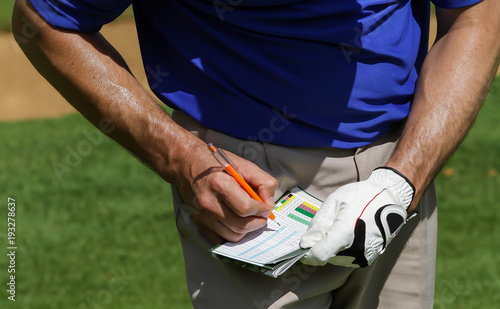 Canvas Print Golfer keeping score on scorecard