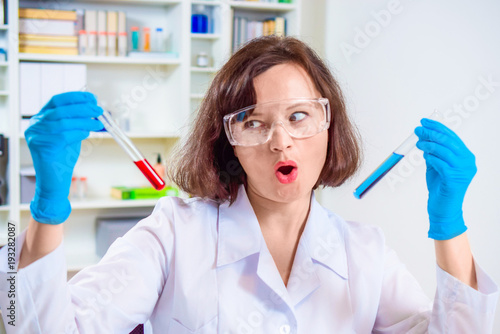 Quadro em tela crazy girl scientist or researcher researching in the laboratory
