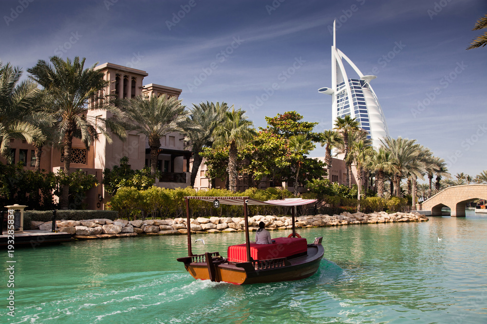 Obraz premium DUBAI, ZEA - LUTY 2018: Widok na Burj Al Arab, jedyny na świecie hotel z siedmioma gwiazdkami widziany z Madinat Jumeirah, luksusowego kurortu, który obejmuje hotele i suk na ponad 40 hektarach.