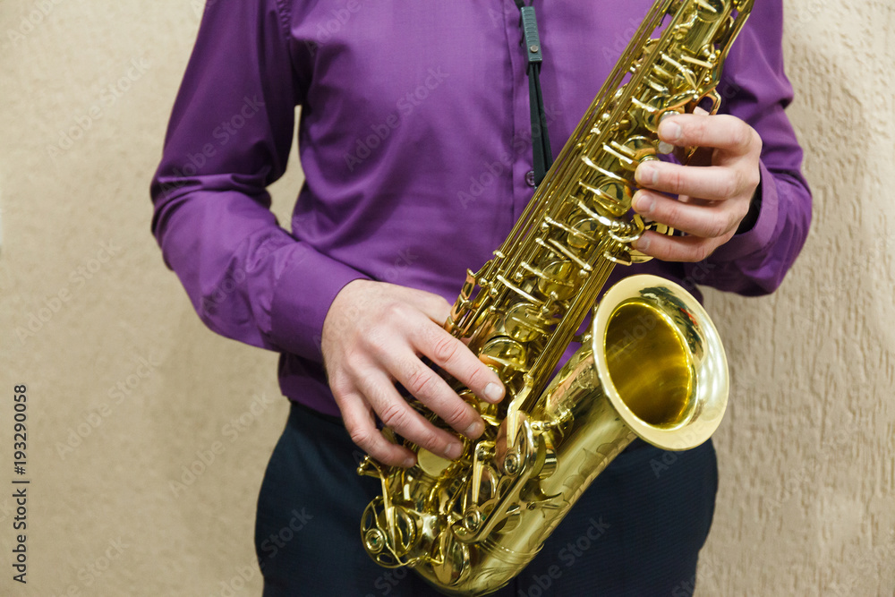 Obraz premium Man playing on saxophone