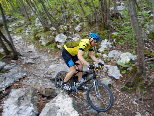 Radfahrer auf steinigen Weg, Mountainbiker auf Trail
