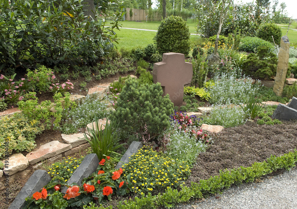 Grabgestaltung, Grabstein, Bepflanzung StockFoto Adobe Stock