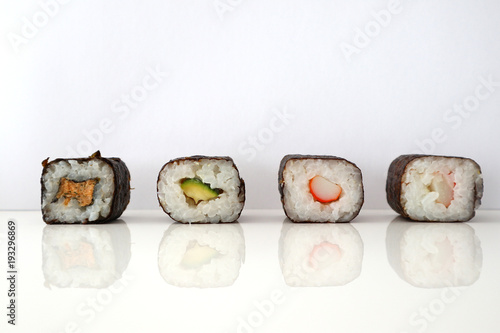 Sushi mit Stäbchen