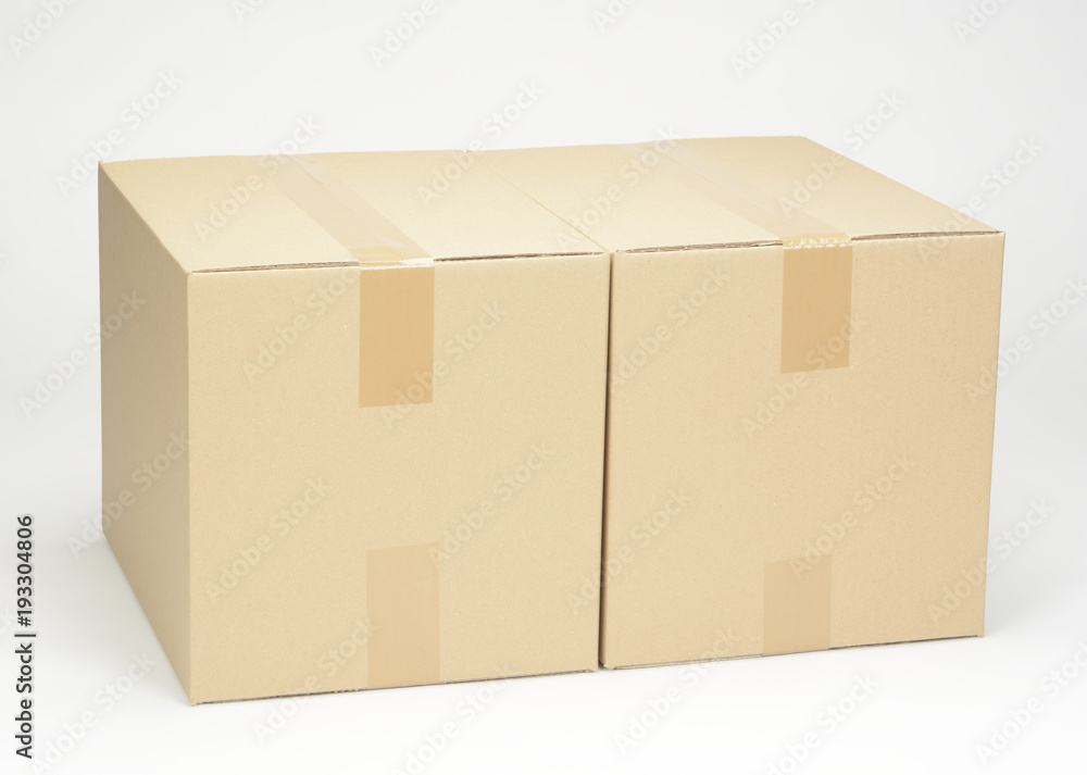 Dos cajas de cartón sobre fondo blanco Dos cajas de cartón sobre fondo blanco