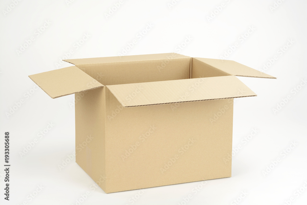 Caja de cartón abierta sobre fondo blanco foto de Stock | Adobe Stock