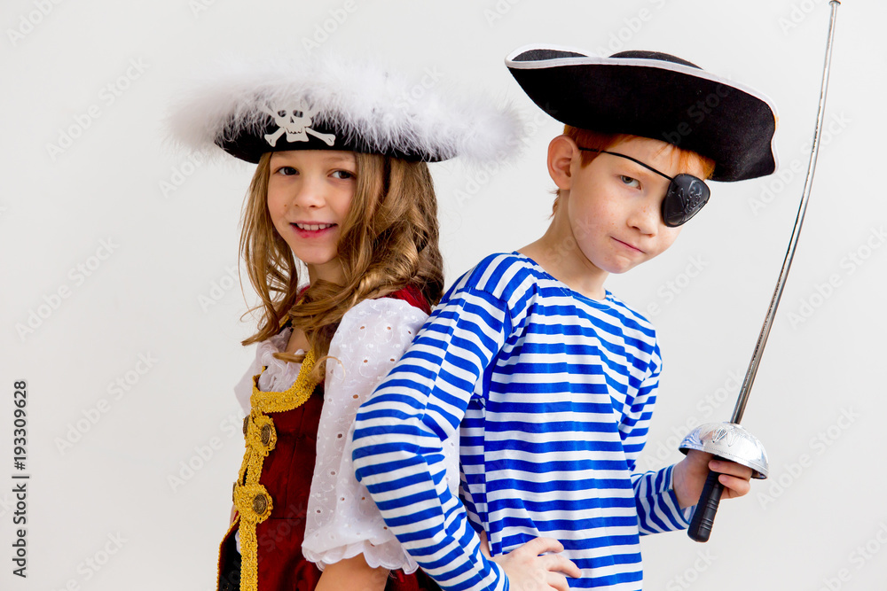 Naklejka premium Dzieci w stroju pirata