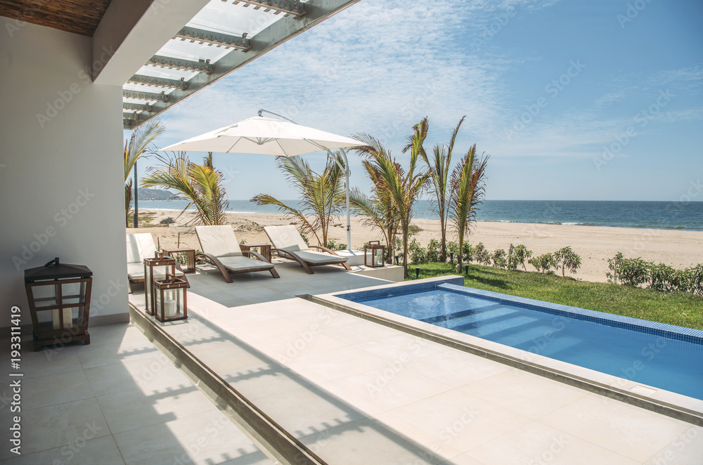 © Eduardo Huelin Photo/ADDICTIVE STOCK - Pool and loungers at villa © Eduardo Huelin Photo/ADDICTIVE STOCK - Pool and loungers at villa