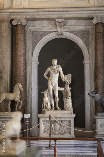 Статуя Мелеагра с собакой и головой Калидонского вепря 