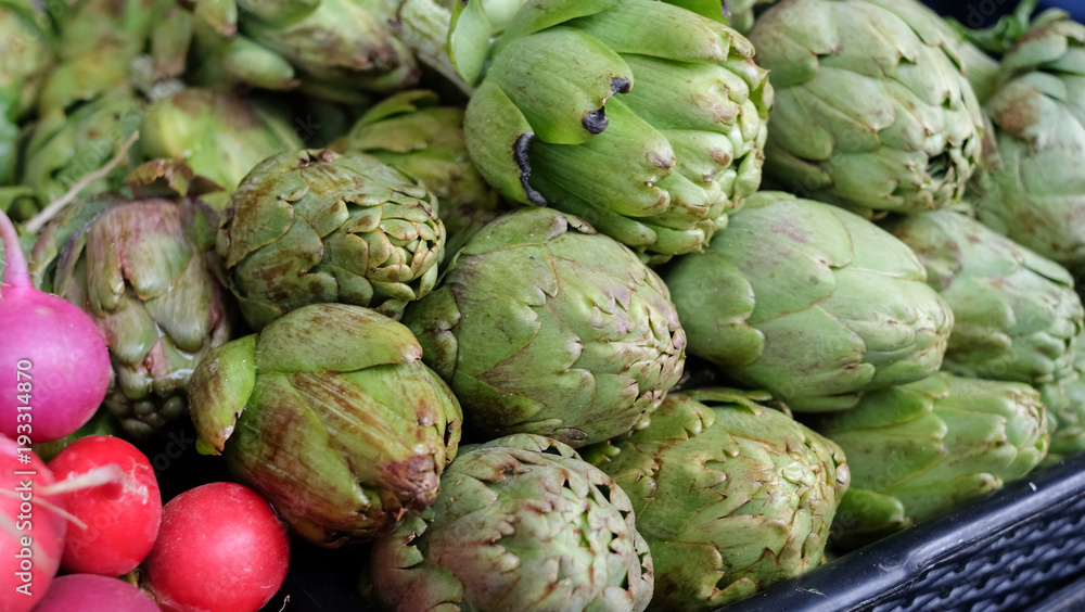 Obraz premium Fresh Artichokes At Farmers Market