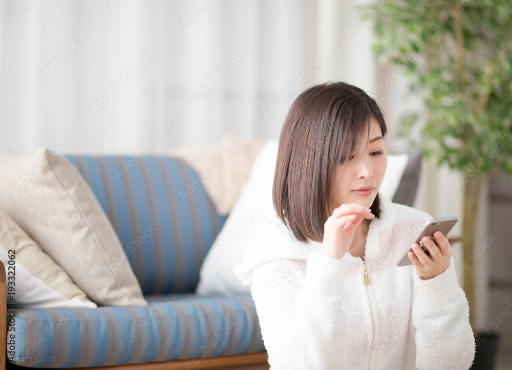 スマホ・女性・ソファ スマホ・女性・ソファ