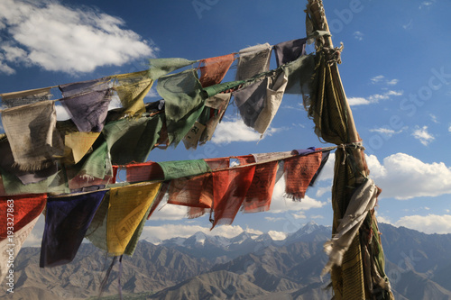 flagi modlitewne w himalajach trzepoczące na wietrze