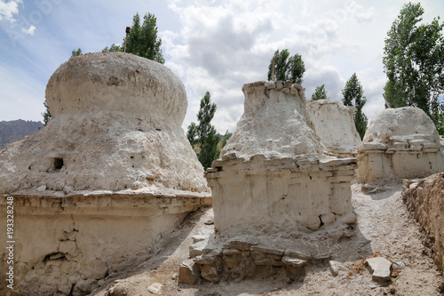 białe stupy buddyjskie w indyjskim regionie ladakh photo