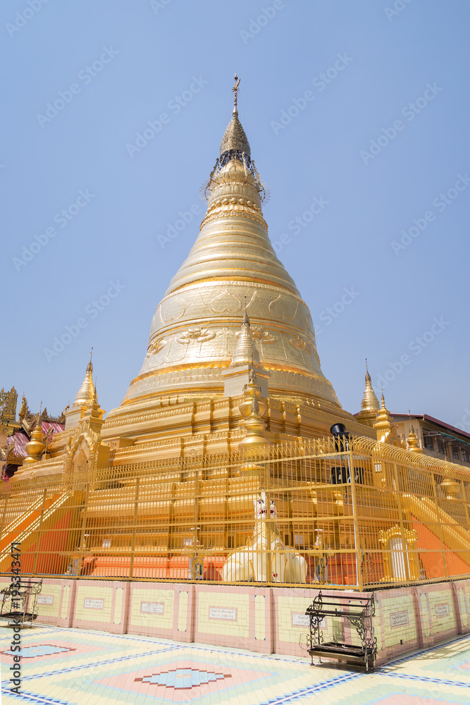 Fototapeta premium Golden stupa at the Soon U Ponya Shin Pagoda on the Sagaing Hill in Mandalay, Myanmar (Burma) on a sunny day.
