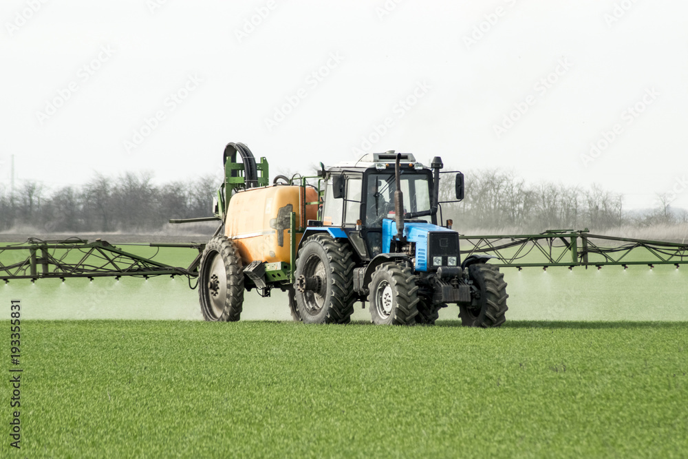 Obraz premium Tractor with a spray device for finely dispersed fertilizer.