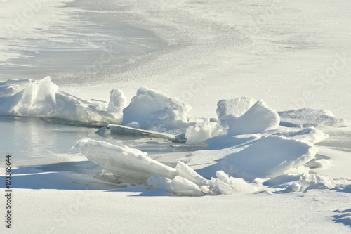 盛り上がった湖面の氷　御神渡り © kikisora