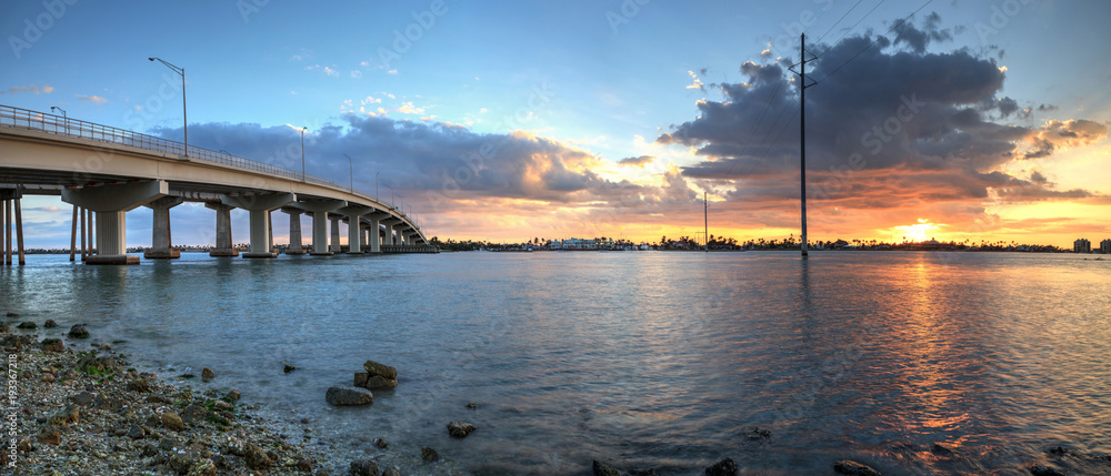 Obraz premium Sunset over the bridge roadway that journeys onto Marco Island,
