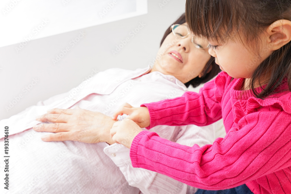 おばあちゃんと孫娘 おばあちゃんと孫娘