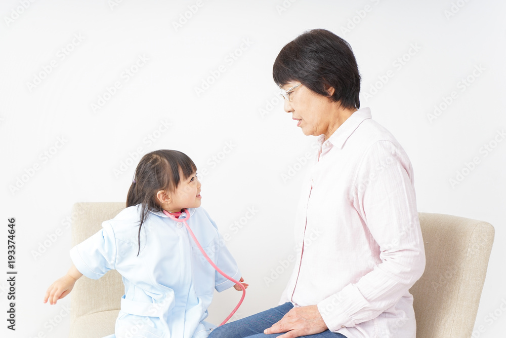 おばあちゃんと孫娘