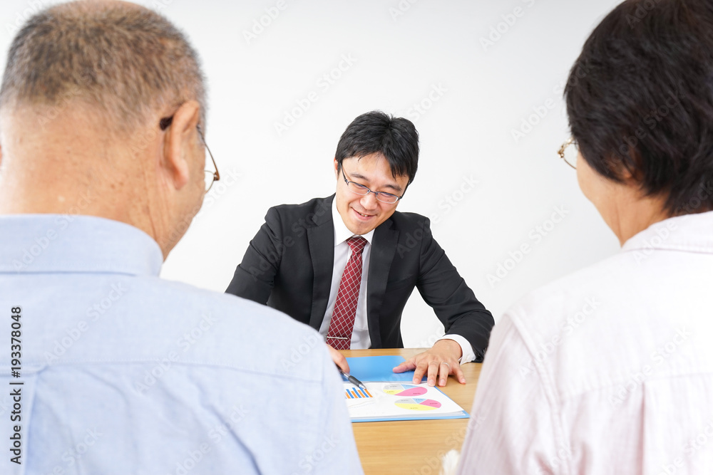 Fototapeta premium 高齢者夫婦と営業マン