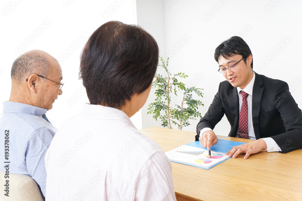 高齢者夫婦と営業マン 高齢者夫婦と営業マン
