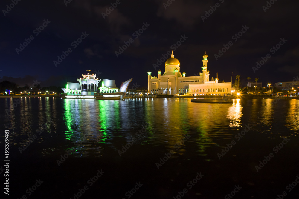 Obraz premium ライトアップされたオマールアリサイフディンモスク