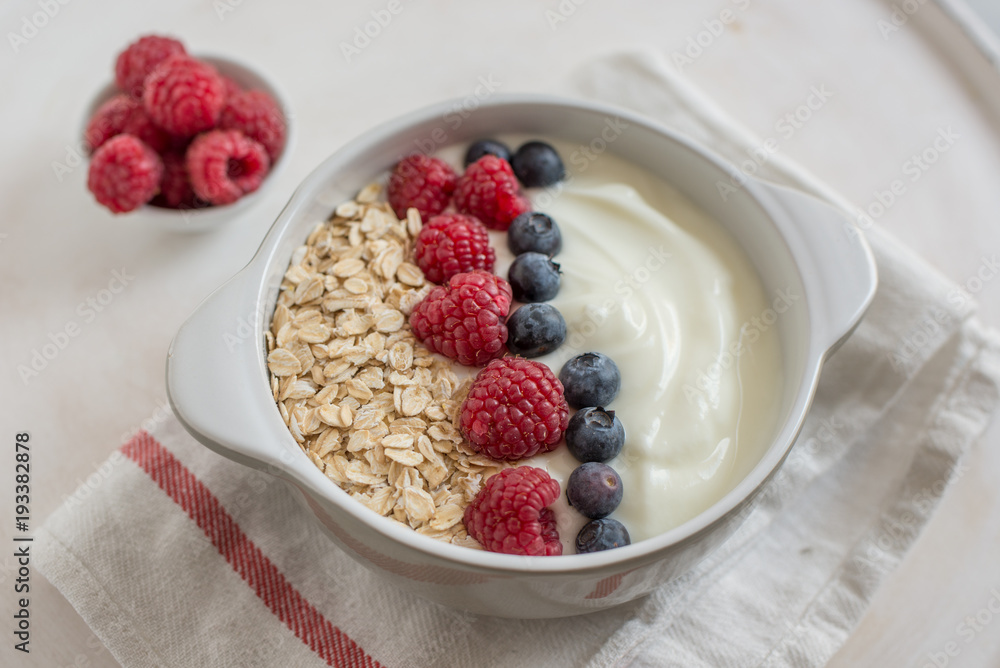 Joghurt mit Müsli und Beeren Joghurt mit Müsli und Beeren